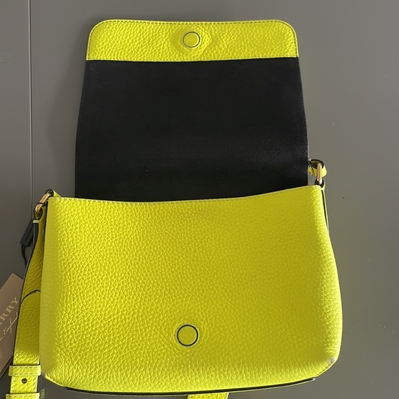 Women's Small Burberry Crossbody Bag In Neon Yellow Grained Calfskin - Picture 7 of 14